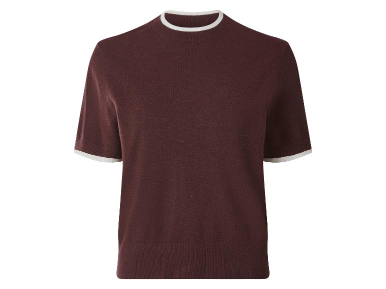 Bordowy dzianinowy T-shirt z krótkim rękawem i okrągłym dekoltem z białym wykończeniem.