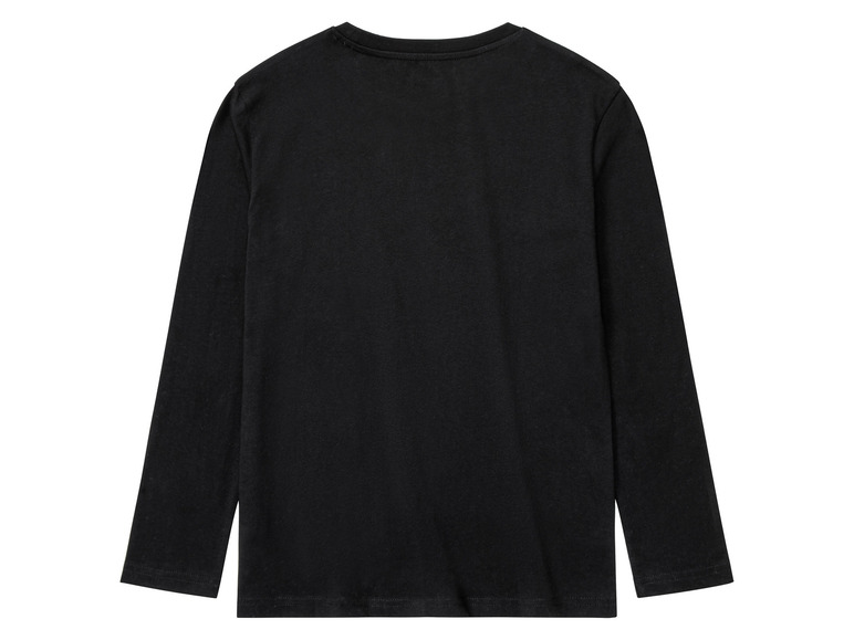 Czarny t-shirt z długim rękawem.