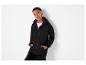 Chłopiec w czarnej bluzie z kapturem i białym T-shircie