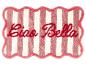 Czerwono-biała pasiasta mata łazienkowa z napisem „Ciao Bella” w kolorze czerwonym.