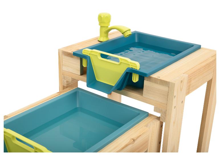 Drewniany stolik do zabawy z dwoma niebieskimi miskami, kranem i żółtym zlewem.