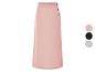 Długa spódnica z guzikami, w kolorze pudrowego różu, czarnym i w paski.
