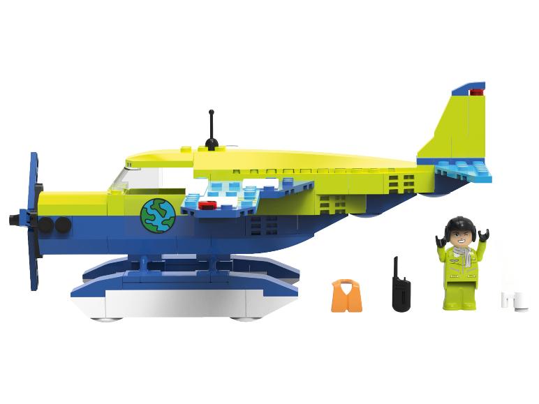 Niebiesko-żółty samolot zabawkowy z figurką pilota i akcesoriami.