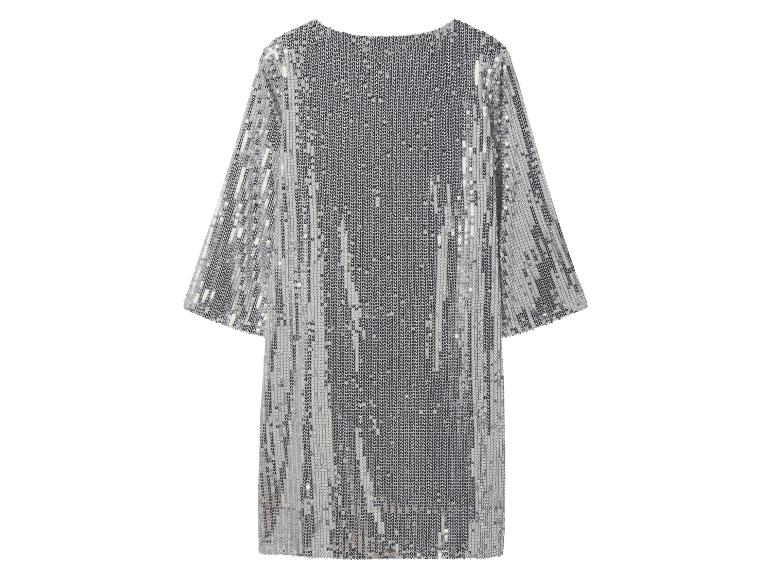 Srebrna sukienka mini z cekinami i rękawami trzy czwarte.