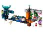 Zestaw LEGO Minecraft z Wardenem, kurczakiem i minifigurką gracza w jaskini.