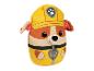 Żółta pluszowa zabawka Paw Patrol z ubraniem roboczym i hełmem.