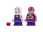 Dwie minifigurki LEGO, Spider-Gwen i postać w różowym kasku, z małym czerwonym dronem-pająkiem.