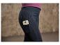Ciemnoniebieskie legginsy z telefonem w kieszeni