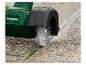 Szczotkarka Parkside z drucianą szczotką w akcji na betonowej powierzchni.