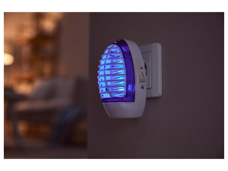 Lampa owadobójcza z niebieskim światłem, podłączona do gniazdka ściennego.
