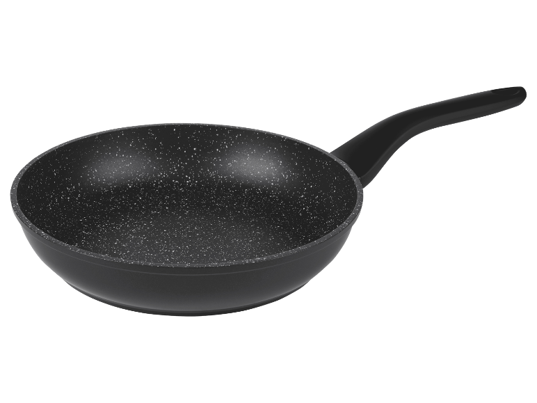 Czarna patelnia z powłoką kamienną.