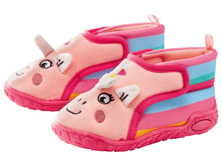 Różowe kapcie z motywem jednorożca dla dzieci.