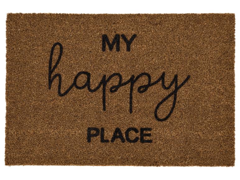 Brązowa wycieraczka z napisem „MY happy PLACE” w kolorze czarnym.