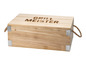 Drewniana skrzynia z napisem 'Grill Meister', metalowymi narożnikami i sznurkowymi uchwytami.