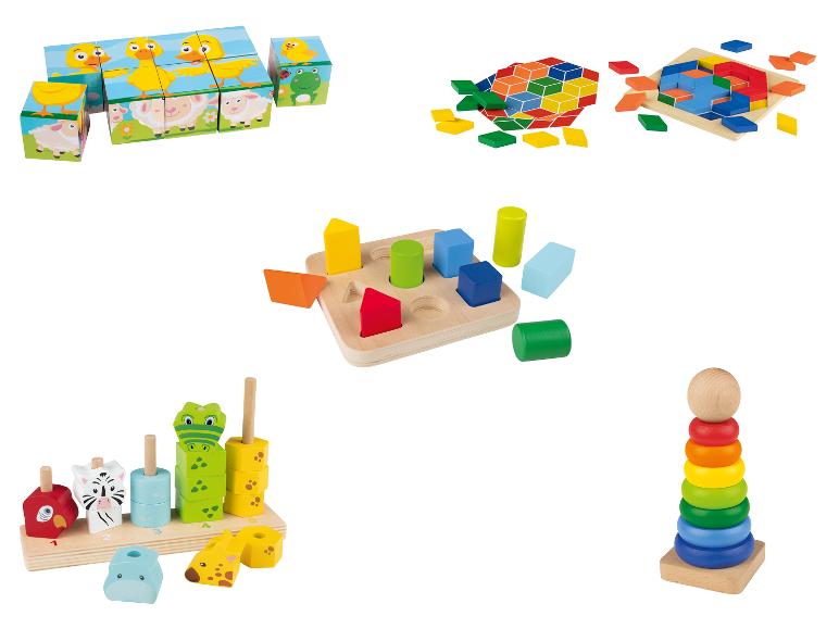Drewniane zabawki dla dzieci, w tym układanki, wieża i sorter kształtów.