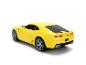 Żółty zabawkowy samochód Chevrolet Camaro, widok z tyłu.