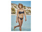 Kobieta w czarnym i białym kropkowanym bikini idzie po wodzie.