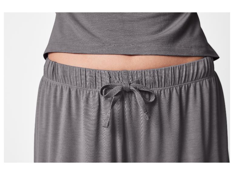 Szare damskie szorty dresowe ze sznurkiem.