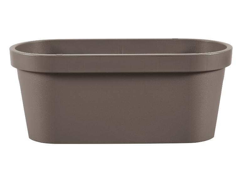 Owalna, ciemnoszara doniczka z tworzywa sztucznego.