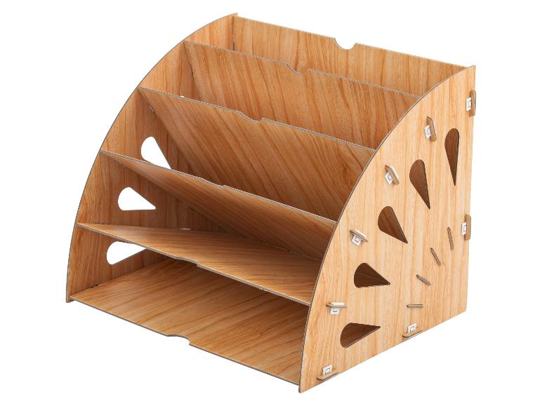 Drewniany organizer na biurko z wieloma przegródkami na dokumenty i artykuły biurowe.