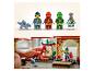 Zestaw LEGO Ninjago z minifigurkami i konstrukcją świątyni, z bawiącym się dzieckiem.