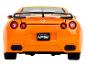 Pomarańczowy model samochodu Nissan GT-R z tylnym spojlerem