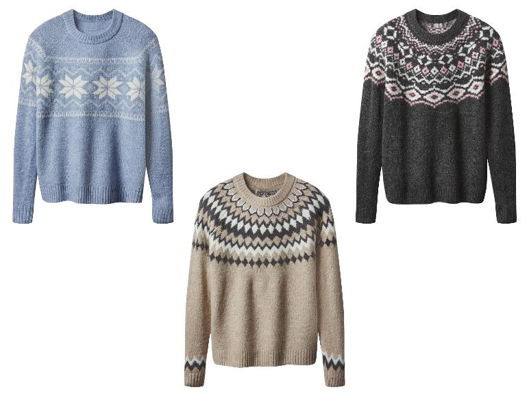 Trzy swetry w stylu Fair Isle: niebieski w płatki śniegu, beżowy w romby i szary z różem.