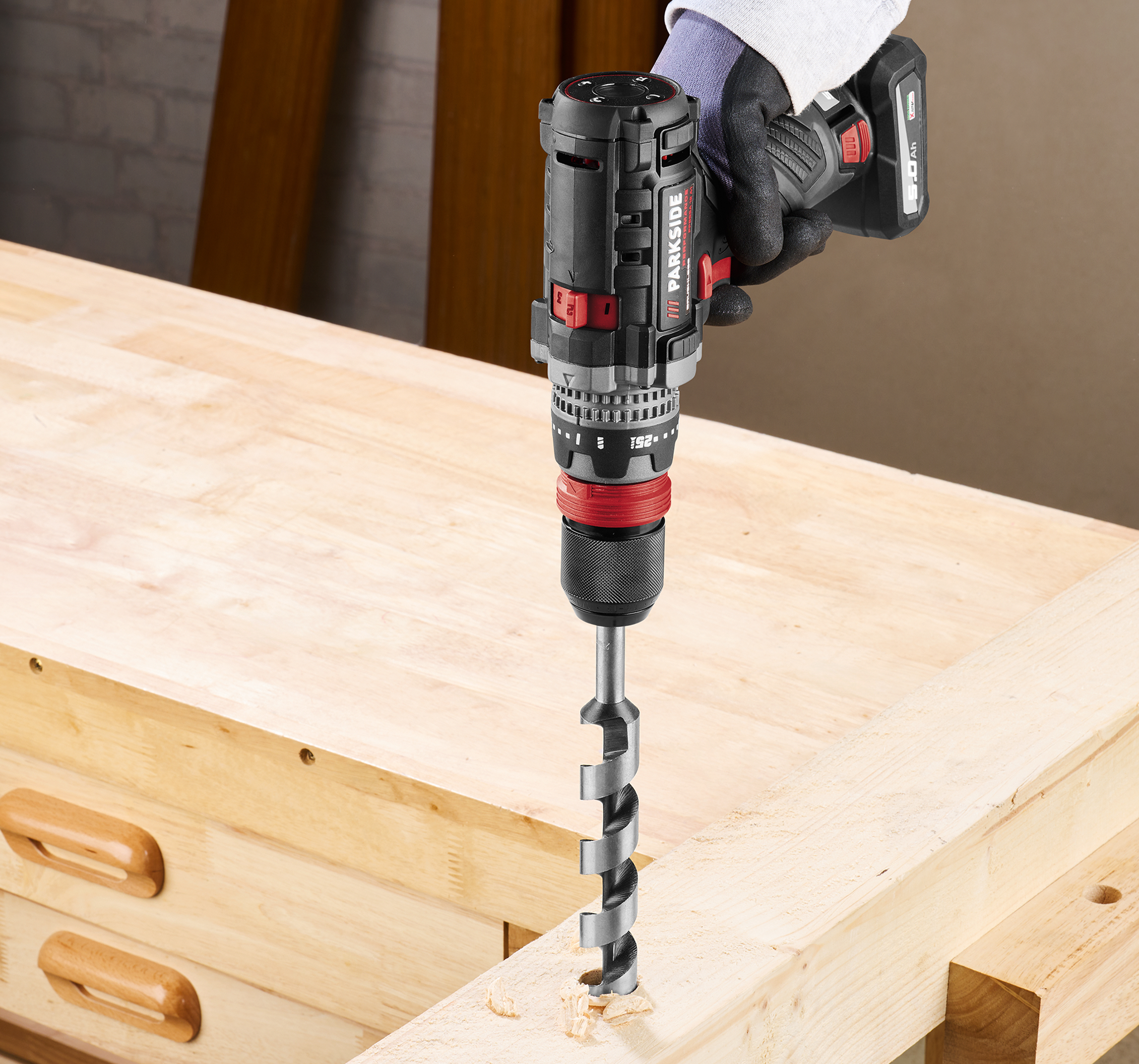 Wiertarka akumulatorowa Parkside wierci w drewnie.