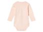 Różowy śpioszek niemowlęcy z długimi rękawami.