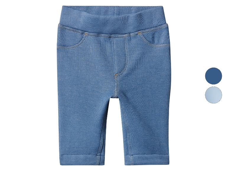 Niebieskie legginsy dżinsowe dla dzieci z elastyczną talią i imitacjami kieszeni.
