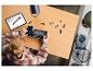 Dziecko buduje zabawkowy samochód ciężarowy Lego Technic, korzystając z instrukcji na tablecie.