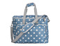 Niebieska torba w białe kropki, idealna na piknik.