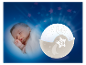Śpiące niemowlę obok księżycowej lampki nocnej Béaba.
