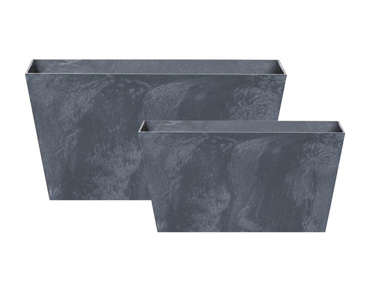 Dwa prostokątne donice w imitacji betonu.