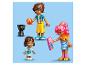 Trzy figurki LEGO Friends i figurka czarnego kota na niebieskim tle.