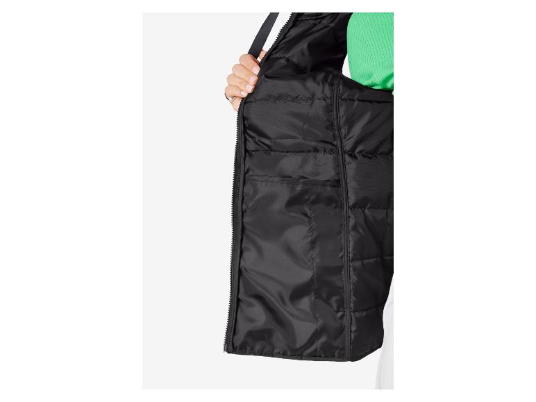 Czarna kurtka zimowa z rozsuwanym zamkiem, widoczna podszewka.