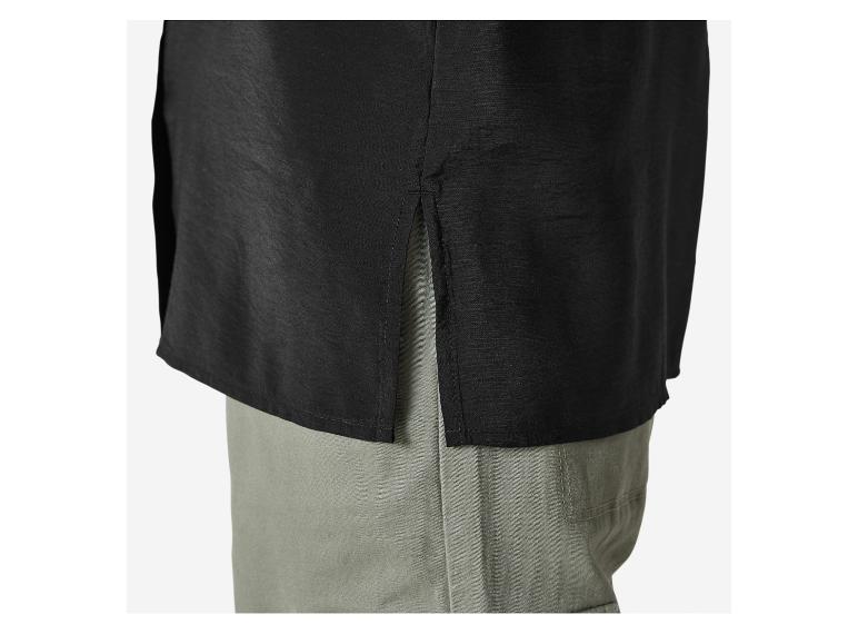 Czarny t-shirt z rozcięciem po bokach w połączeniu ze spodniami w kolorze khaki.