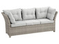 Szara sofa wiklinowa z trzema poduszkami