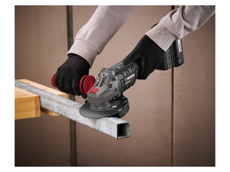 Robotnik używa szlifierki kątowej Parkside do cięcia metalowego pręta.