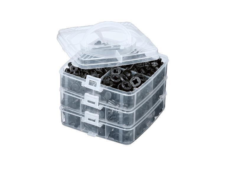 Zestaw elementów złącznych: czarne plastikowe śruby i zaczepy.