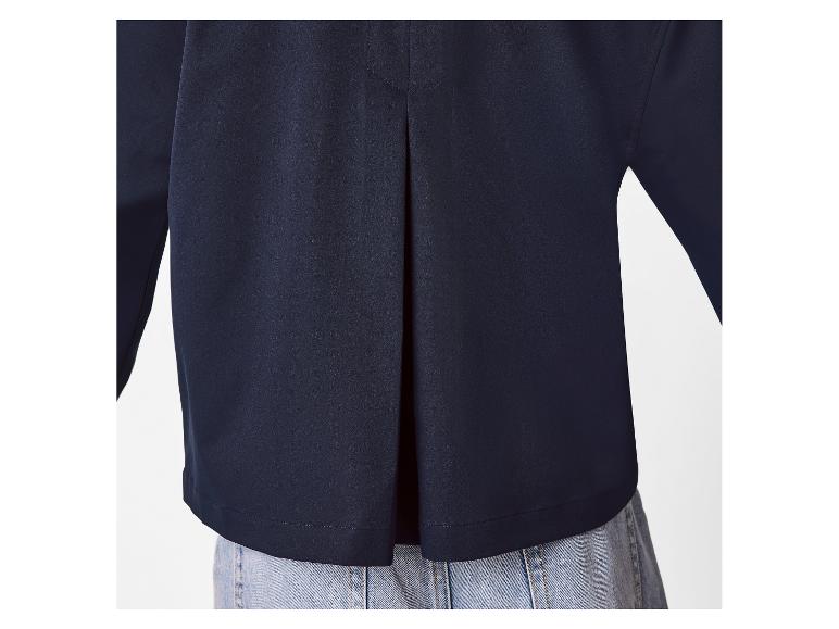 Widok z tyłu granatowej bluzki damskiej z zakładką, noszonej na jasnoniebieskich dżinsach.