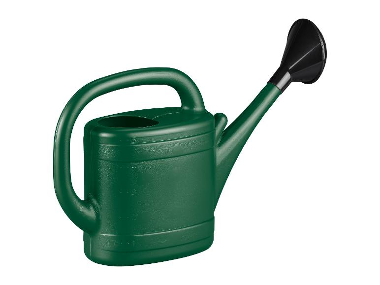 Zielona plastikowa konewka z czarną końcówką