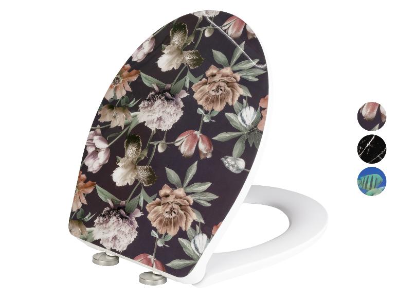 Biała deska sedesowa z ozdobnym motywem kwiatów.