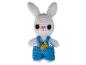 Biały królik amigurumi w niebieskich ogrodniczkach z haftowaną marchewką.