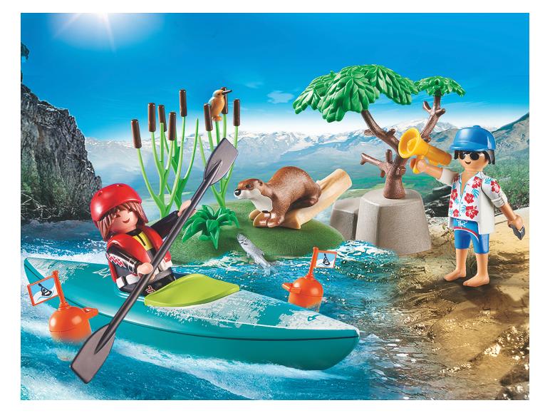 Figurki Playmobil w kajaku na rzece z wydrą na brzegu.