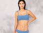 Kobieta w niebieskim bikini.