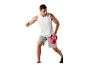 Mężczyzna w podkoszulku i szarych szortach wykonujący wypady z czerwonym 12 kg kettlebell.