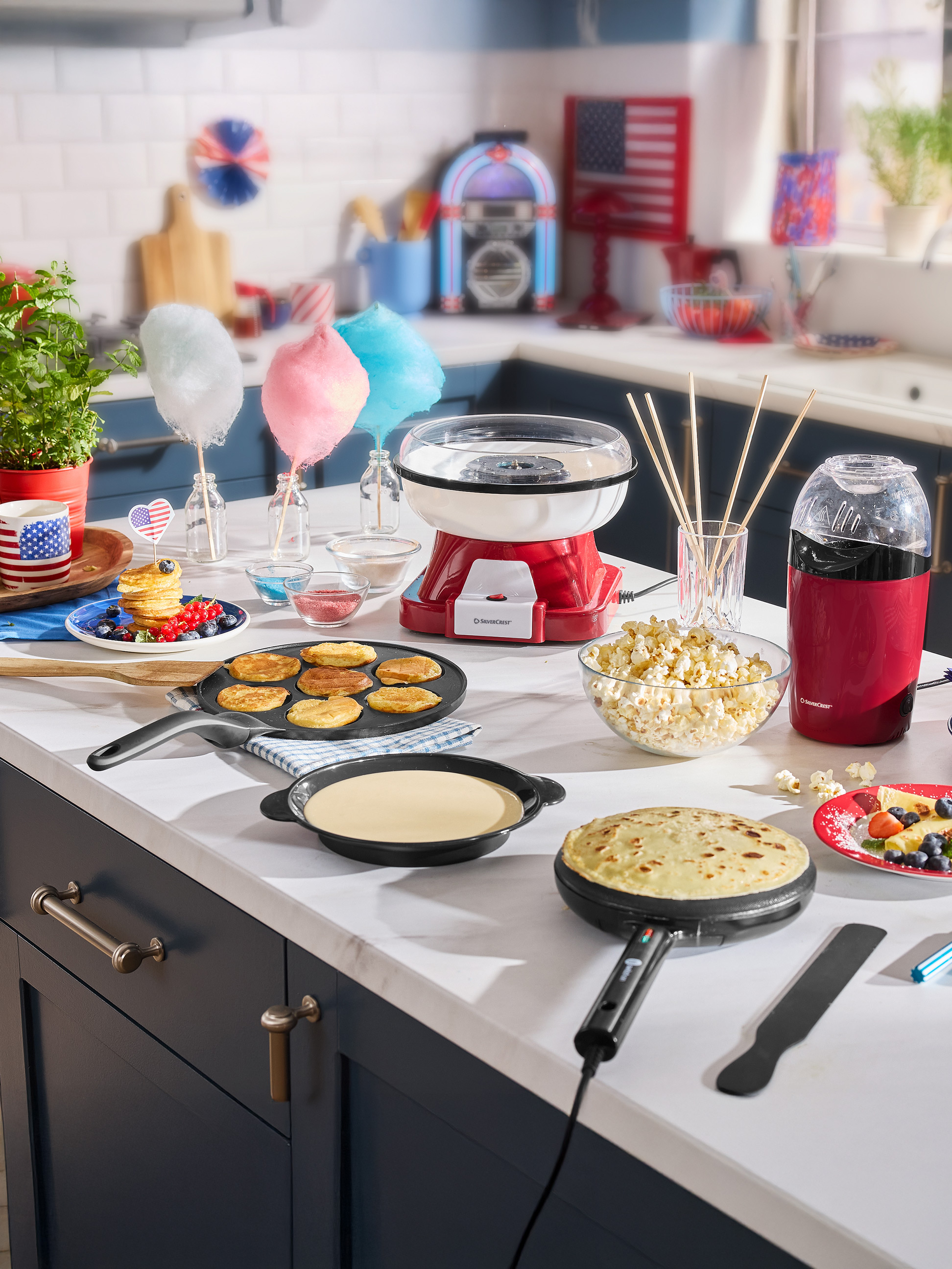 Blat kuchenny z maszyną do waty cukrowej SilverCrest, maszyną do popcornu, naleśnikami i krepami.