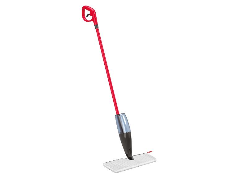 Czerwona mopa do mycia podłóg.