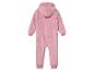 Różowy, futrzany kombinezon dla dziecka z kapturem.